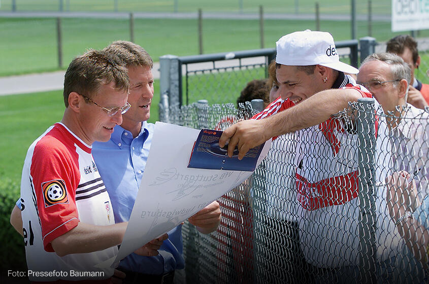 Ralf Rangnick als Cheftrainer vom VfB Stuttgart mit Fans, 1999