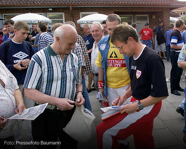Ralf Rangnick mit Fans, 1999