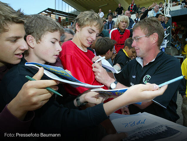 Ralf Rangnick mit Fans, 2003
