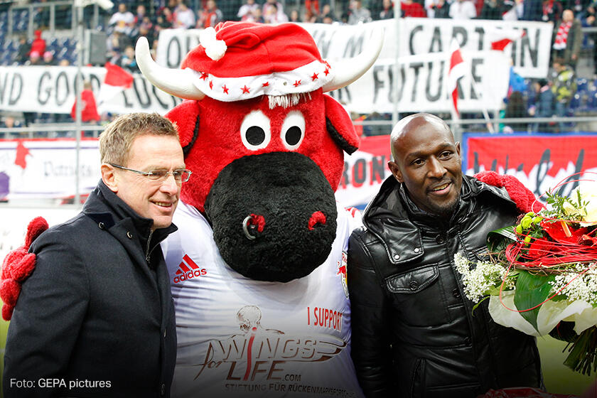Ralf Rangnick, Sportdirektor von Red Bull Salzburg mit Ibrahim Sekagya, 2013