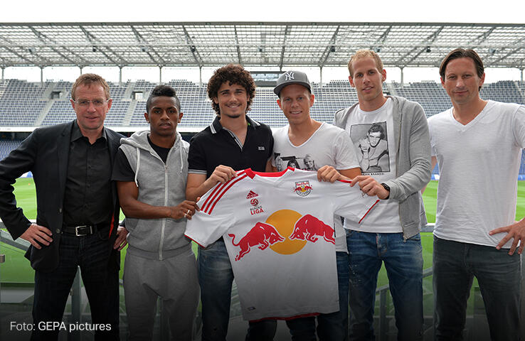 Ralf Rangnick, Sportdirektor von Red Bull Salzburg, mit Roger Schmidt und Spielern, 2013