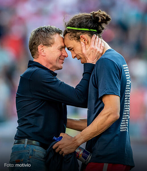 Ralf Rangnick, Cheftrainer von Rasenballsport Leipzig, mit Yussuf Poulsen